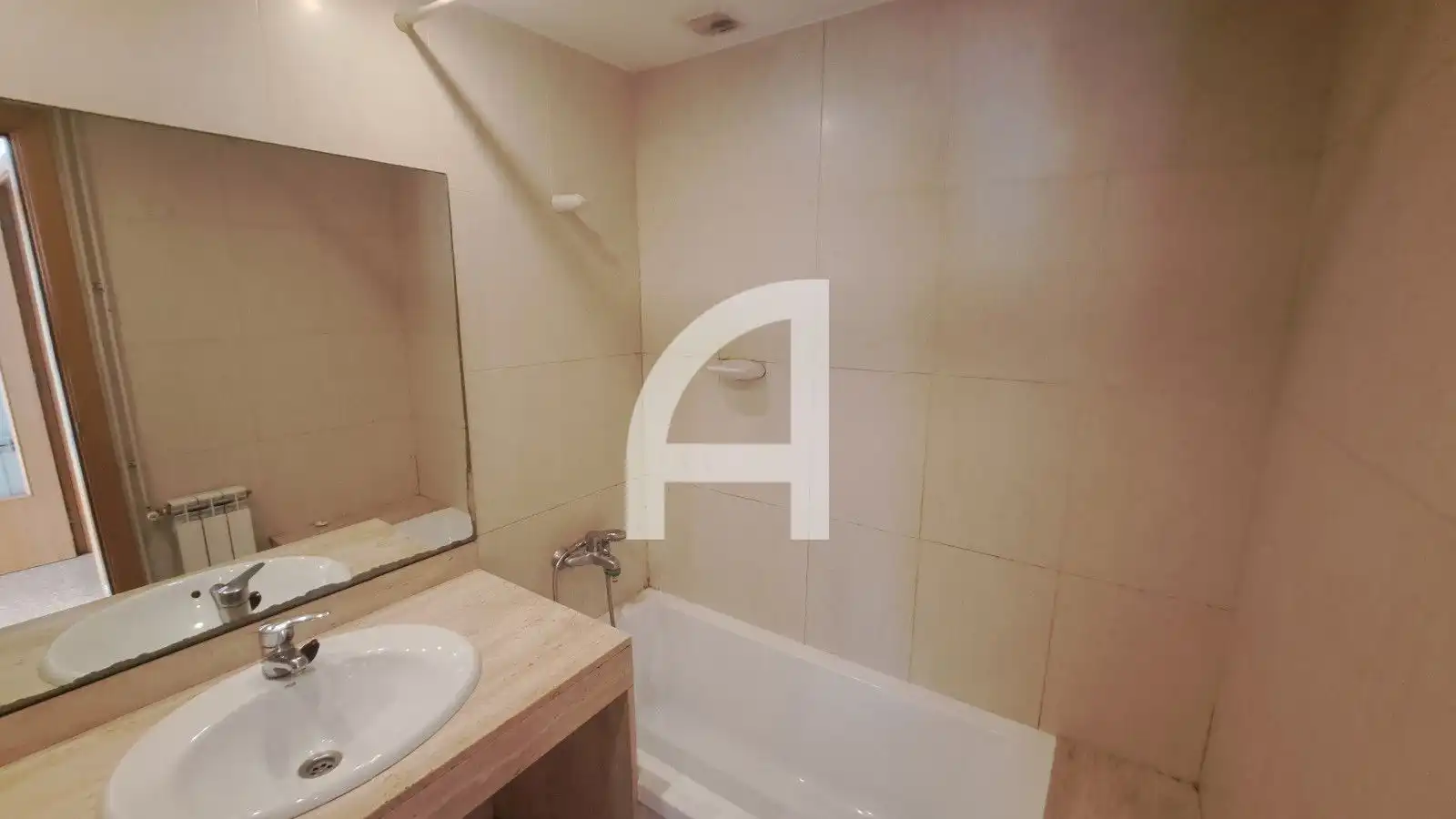 Baño de Piso en venta en Terrassa con Calefacción, Terraza y Trastero