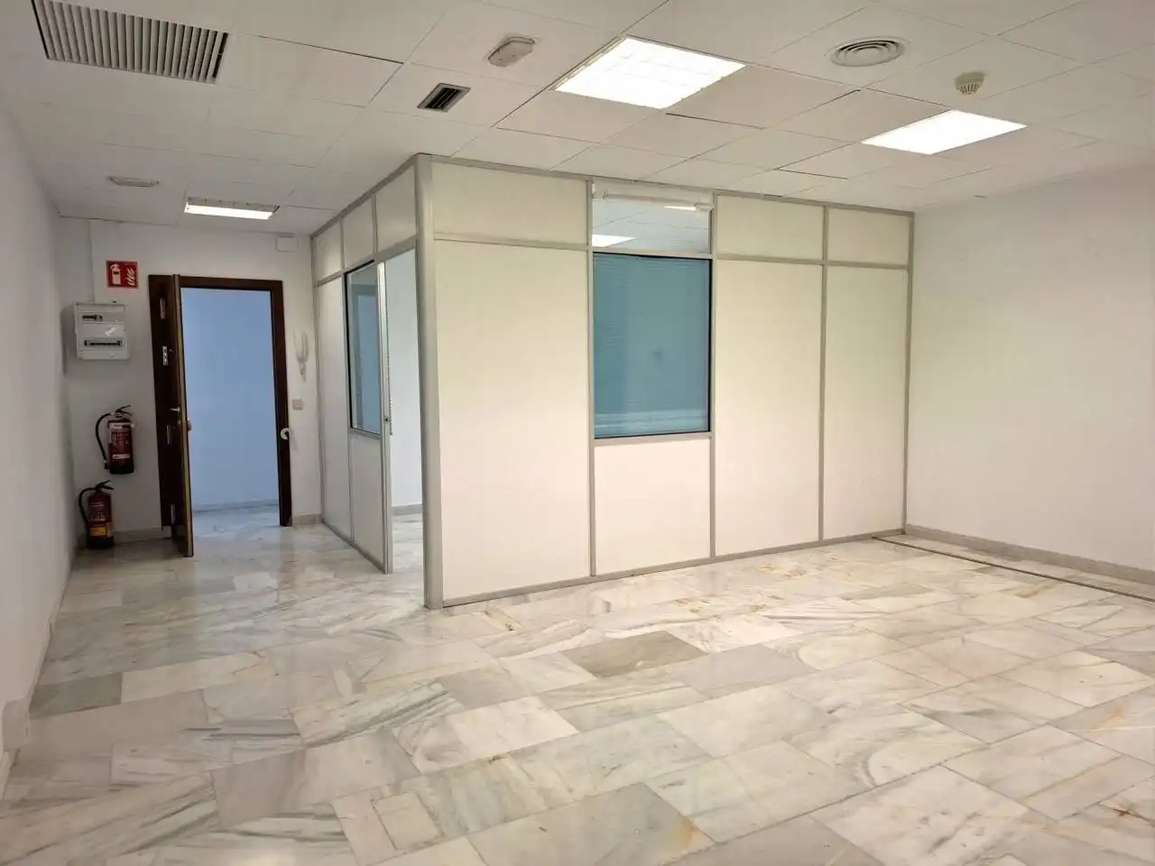 Büro zur Miete in San Sebastián de los Reyes mit Klimaanlage, Heizung und Alarm