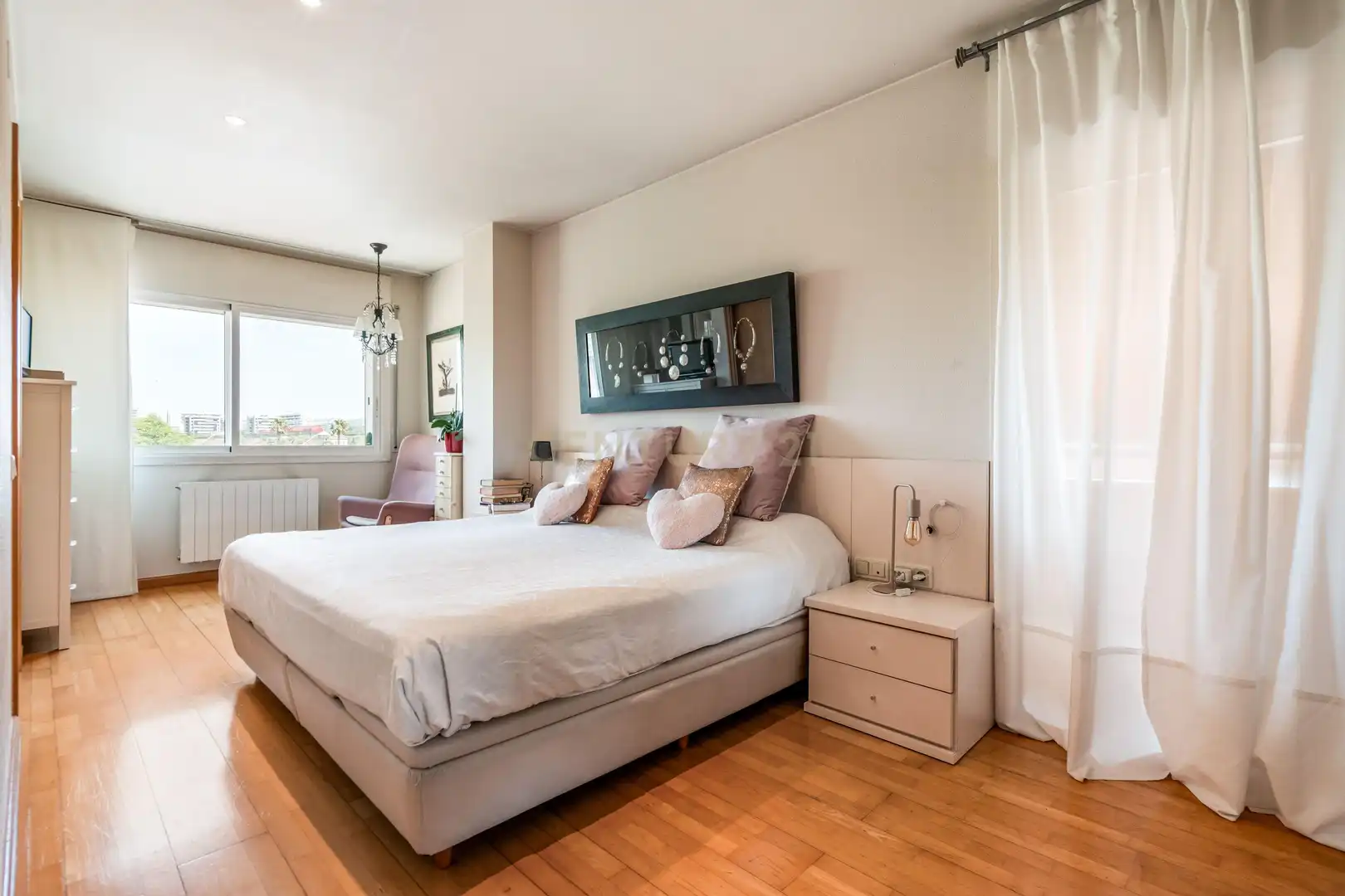 Dormitori de Apartament en venda en Sant Joan Despí amb Aire condicionat i Piscina comunitària