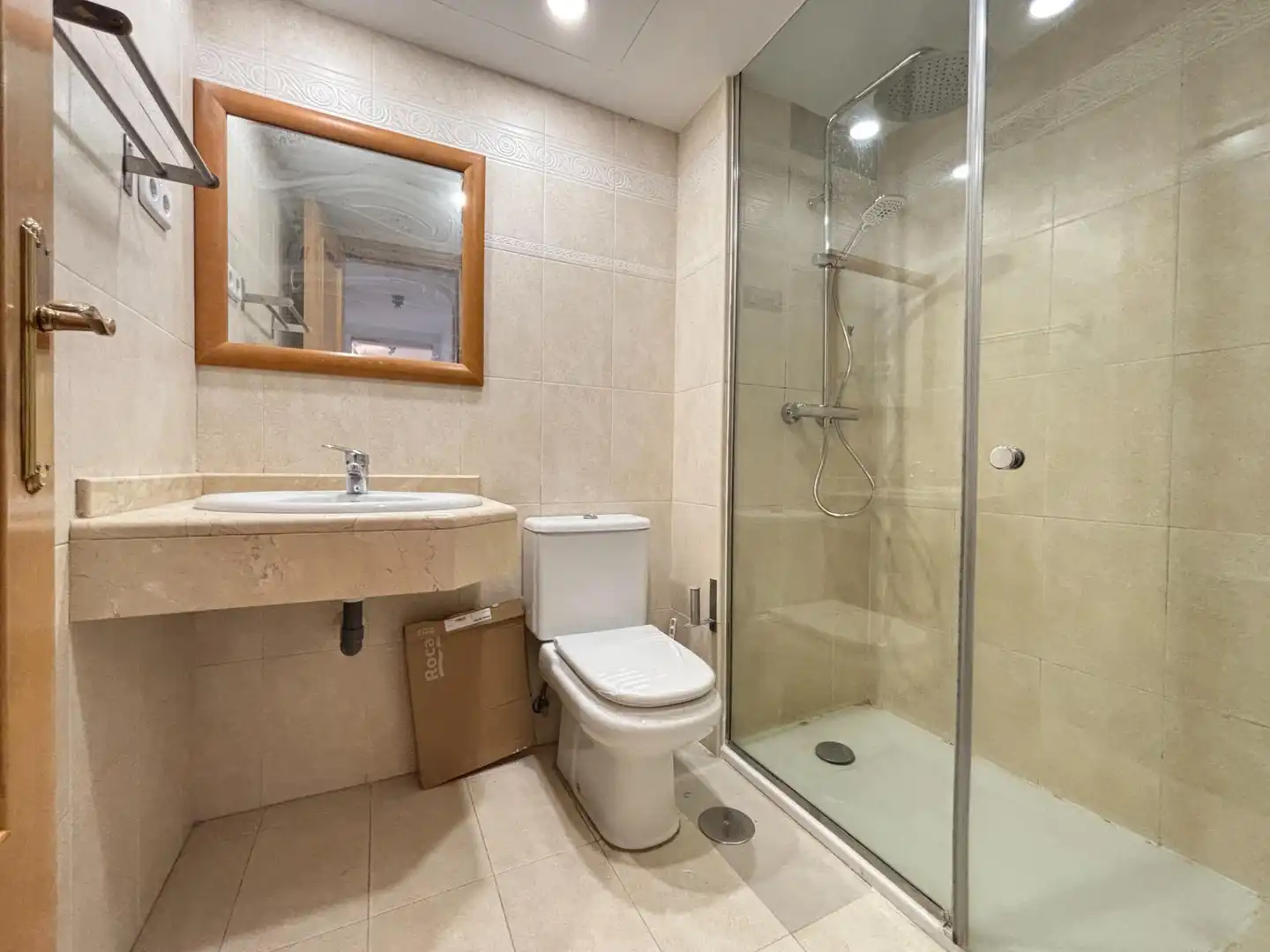 Bathroom of Flat for rent in Madrid  with Air Conditioner, Heating and Private garden