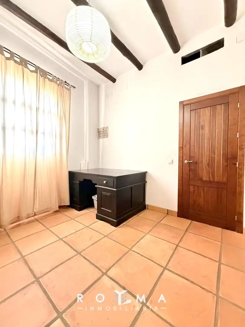 Dormitori de Casa adosada en venda en Dos Hermanas amb Aire condicionat, Calefacció i Jardí privat