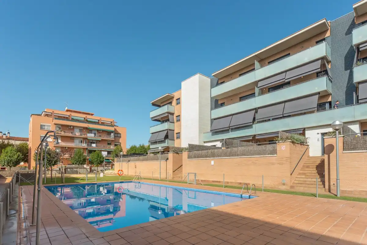 Piscina de Piso en venta en Parets del Vallès con Calefacción, Jardín privado y Parquet