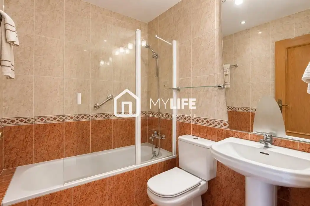 Bathroom of Attic for sale in Barcelona  with Air Conditioner, Heating and Parquet flooring