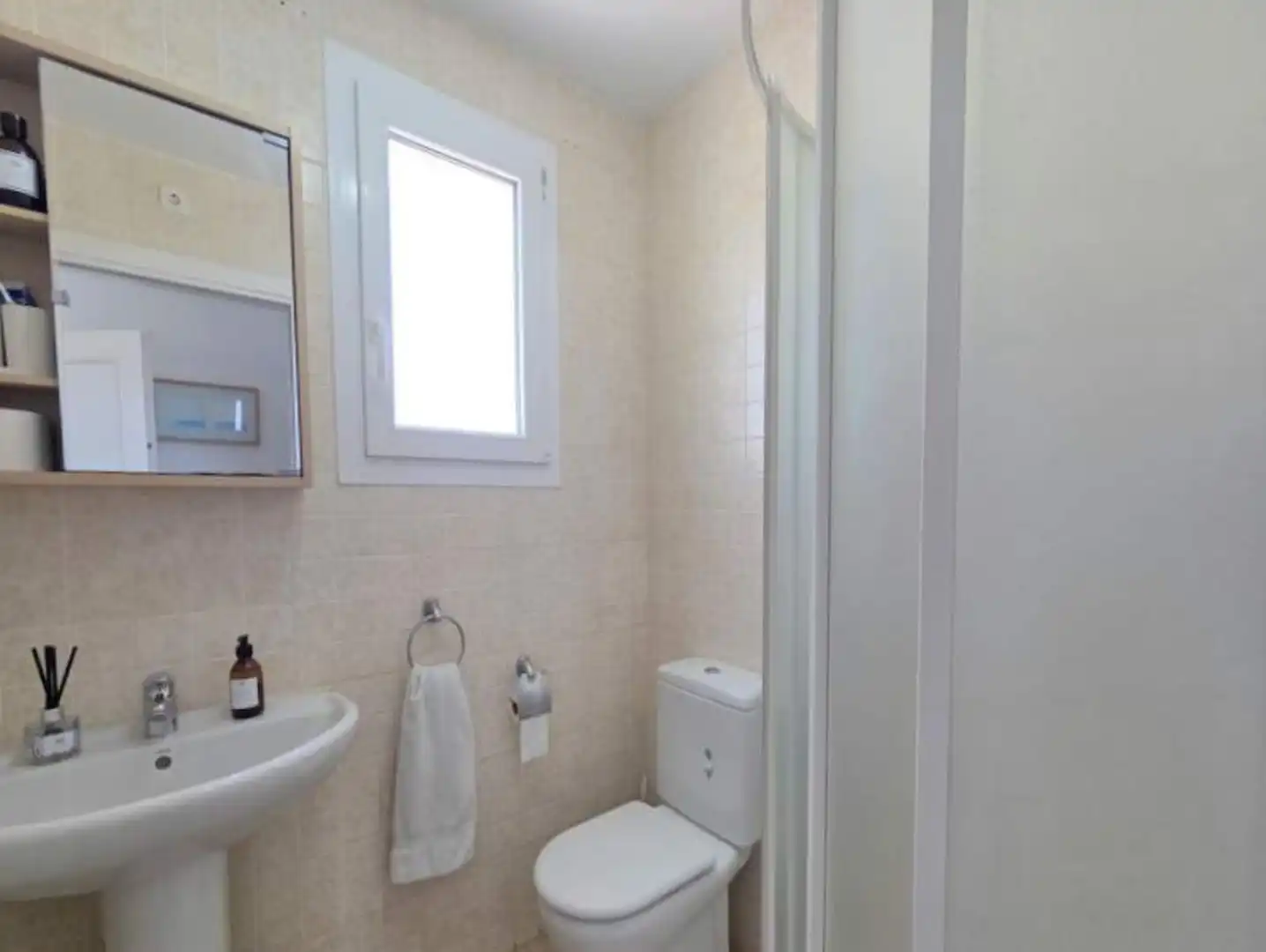 Badezimmer von Dachboden zum Verkauf in Manilva mit Klimaanlage, Terrasse und Möbliert