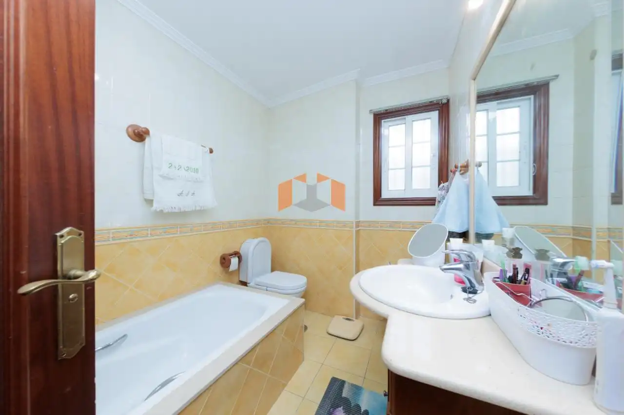 Bathroom of Houses for sale in Vigo   with Heating, Private garden and Parquet flooring