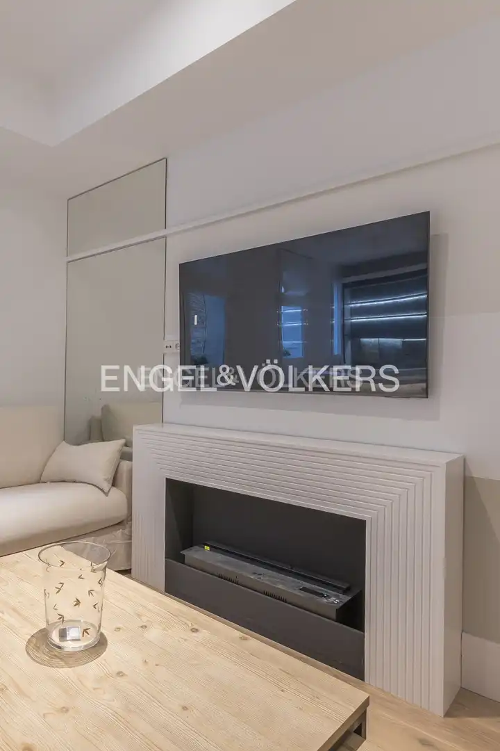 Living room of Flat for sale in Madrid  with Air Conditioner, Heating and Furnished