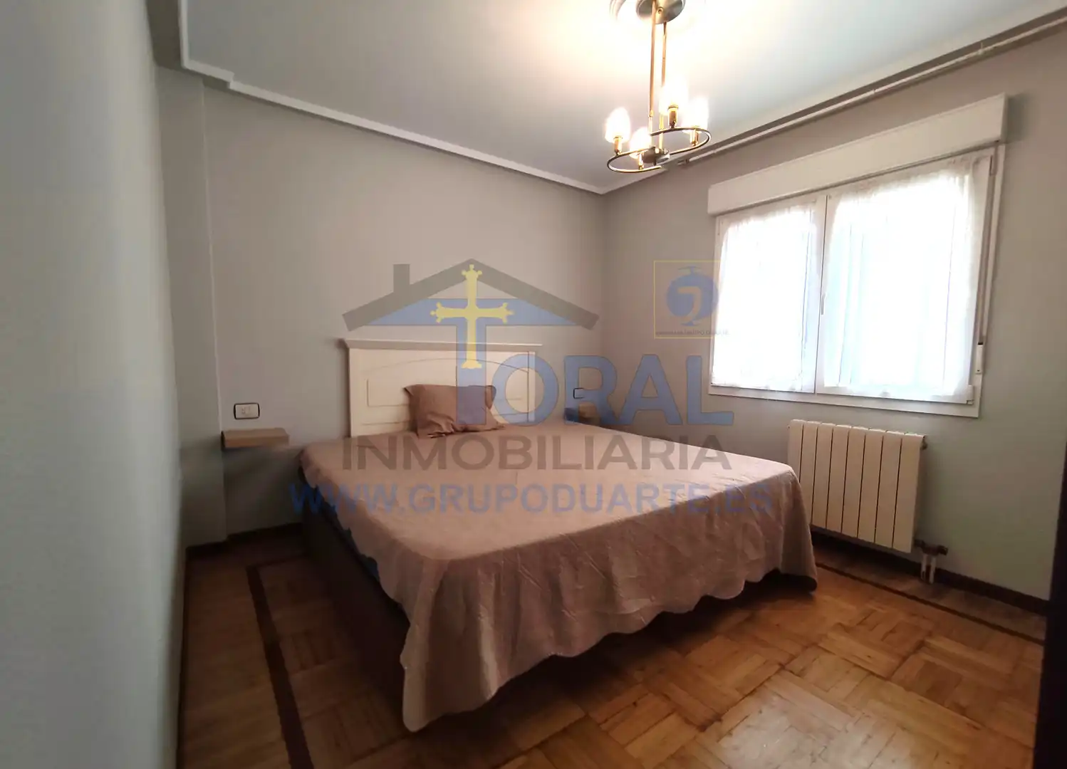Schlafzimmer von Wohnung zur Miete in Gijón  mit Heizung, Parkett und Möbliert