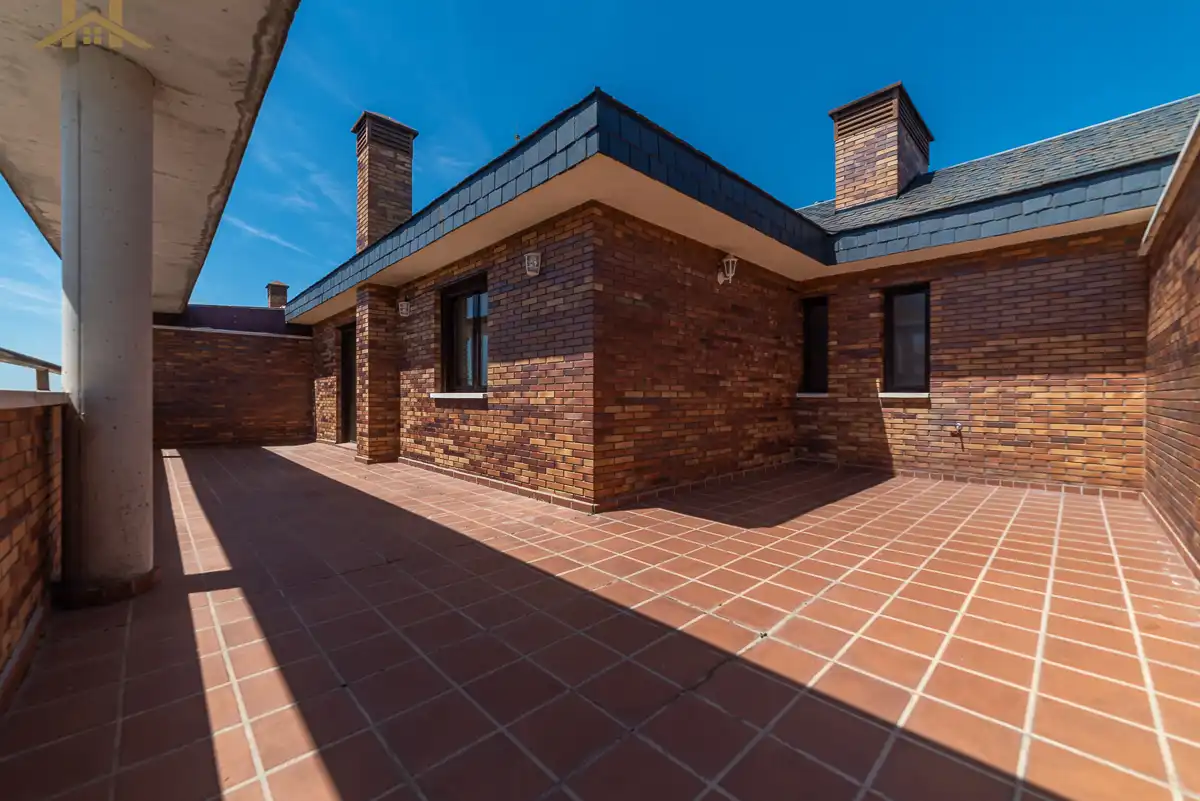 Vista exterior de Ático en venta en Arroyomolinos (Madrid) con Aire acondicionado, Calefacción y Jardín privado