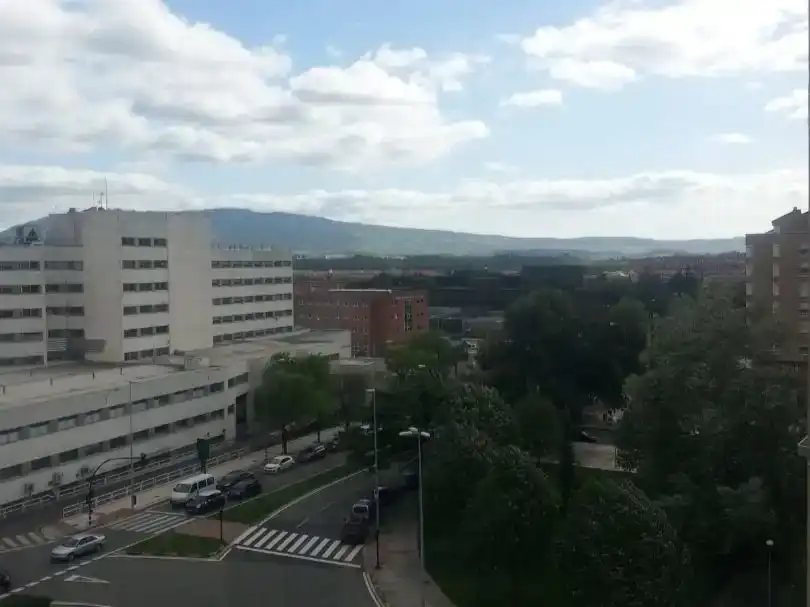 Außenansicht von Wohnung zur Miete in  Pamplona / Iruña mit Klimaanlage und Balkon