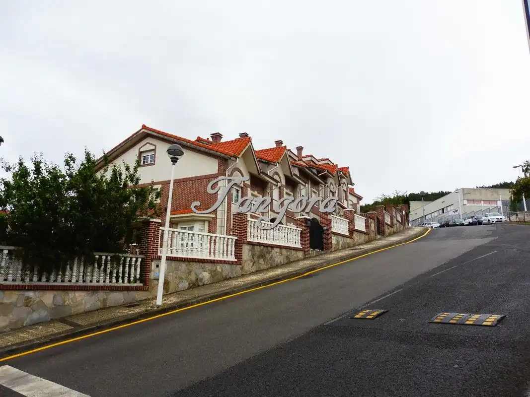 Außenansicht von Einfamilien-Reihenhaus zum Verkauf in Castro-Urdiales mit Heizung, Parkett und Terrasse