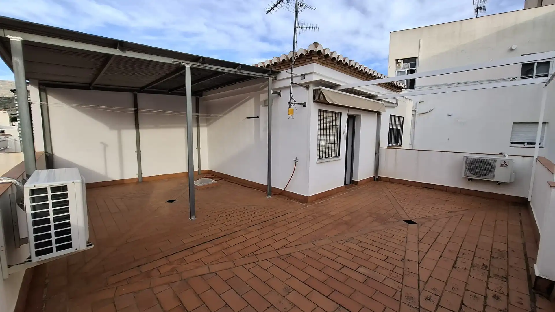 Vista exterior de Casa o xalet en venda en Motril amb Aire condicionat, Terrassa i Traster