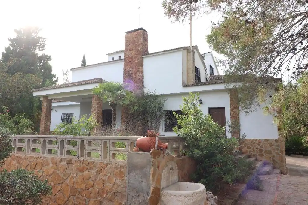 Casa rústica amb piscina en venda a Avinguda Bolot