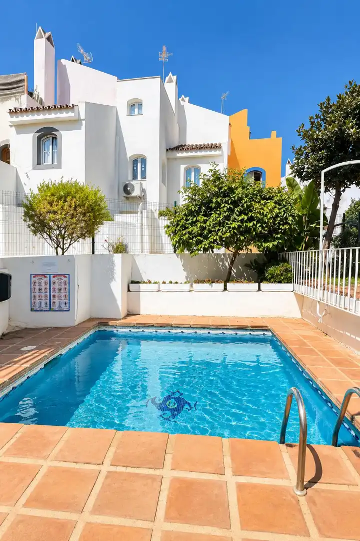 Piscina de Casa adosada en venta en Marbella con Aire acondicionado, Jardín privado y Horno