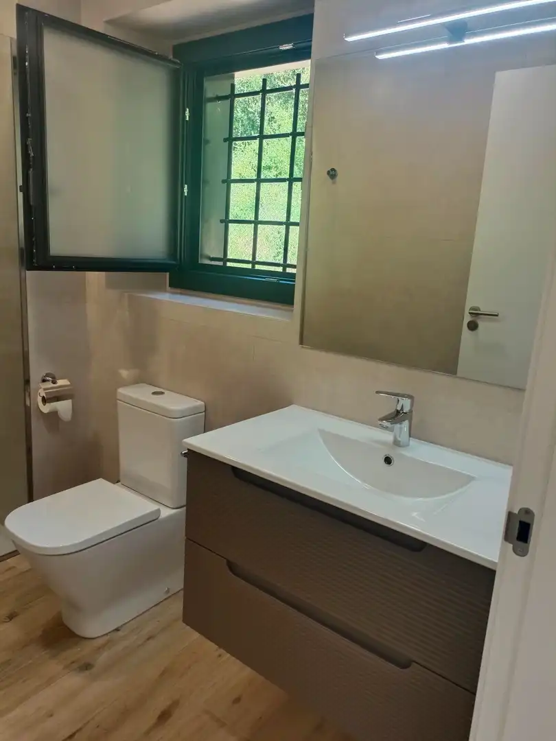 Bany de Casa o xalet de lloguer en Sant Aniol de Finestres amb Aire condicionat, Calefacció i Jardí privat