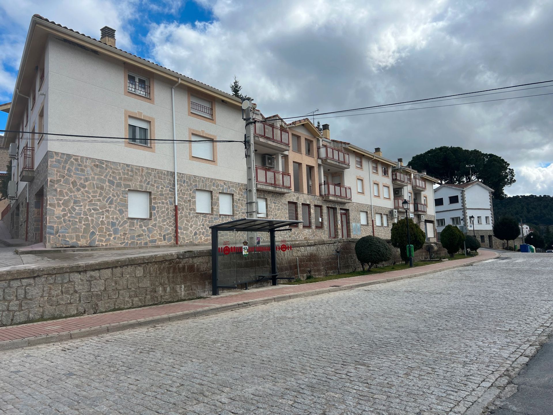 Vista exterior de Àtic en venda en San Bartolomé de Pinares amb Calefacció