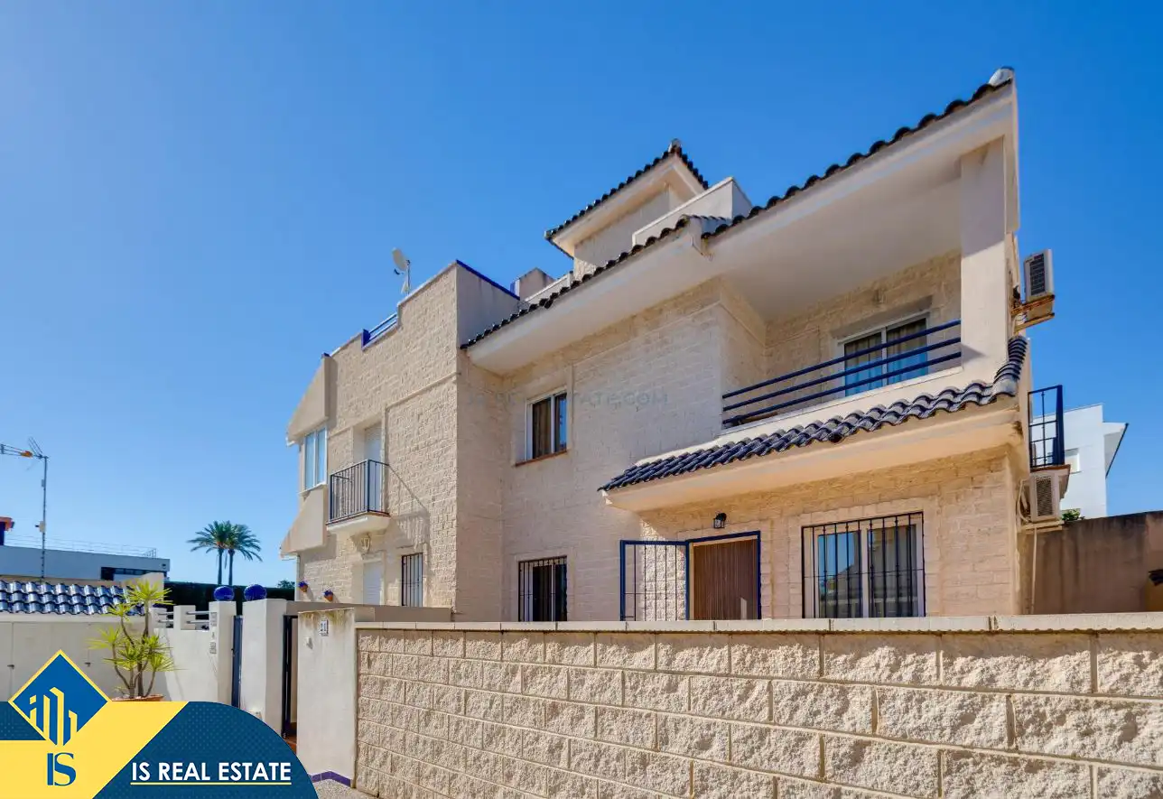 Vista exterior de Casa adosada en venda en Torrevieja amb Aire condicionat, Calefacció i Terrassa