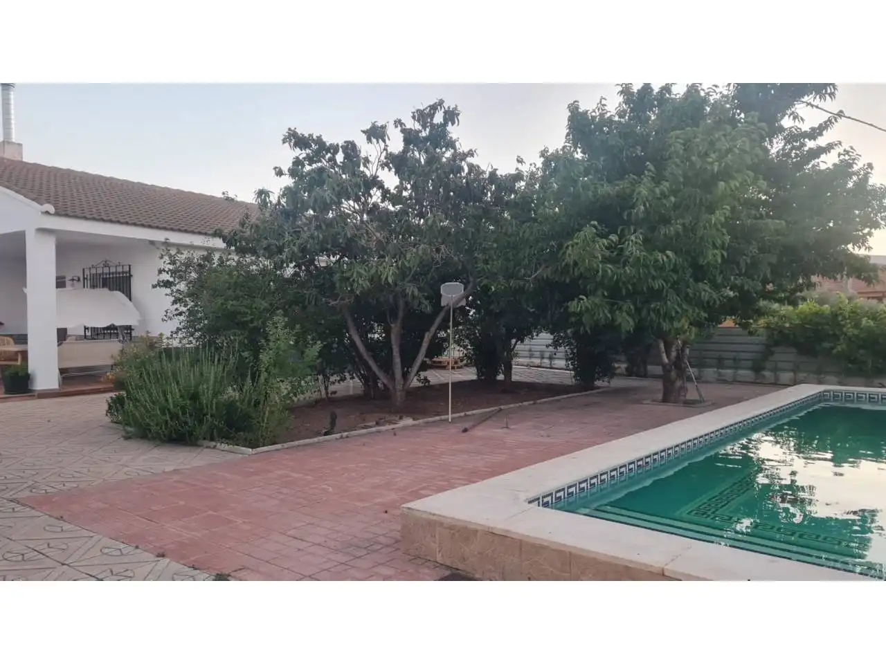 Chalet con piscina en venta en Baza