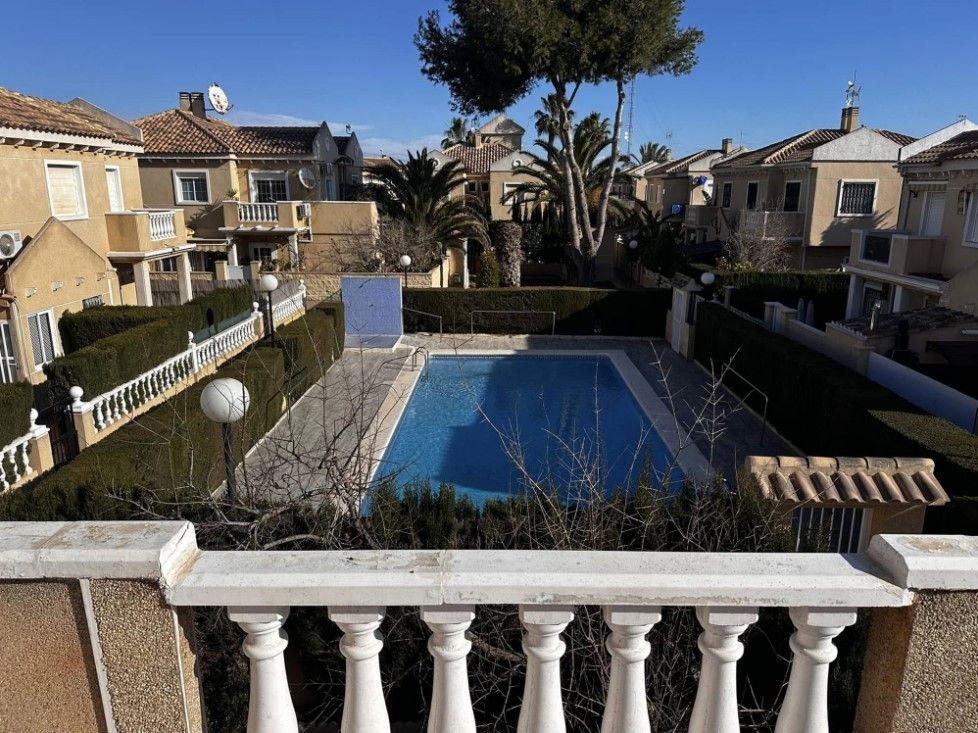 Piscina de Casa adosada en venta en Torrevieja con Aire acondicionado, Terraza y Piscina