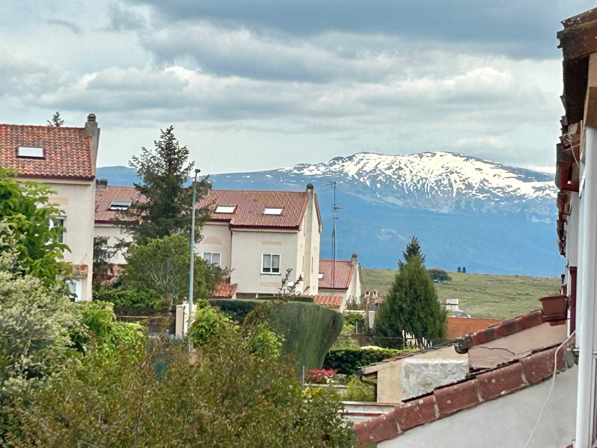 Vista exterior de Casa adosada en venda en La Lastrilla  amb Calefacció, Jardí privat i Parquet