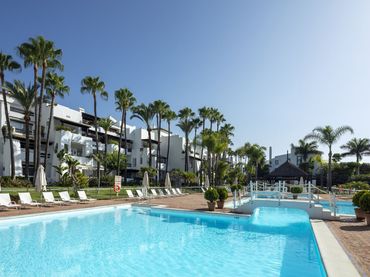 Baixos amb piscina en venda a Milla de Oro
