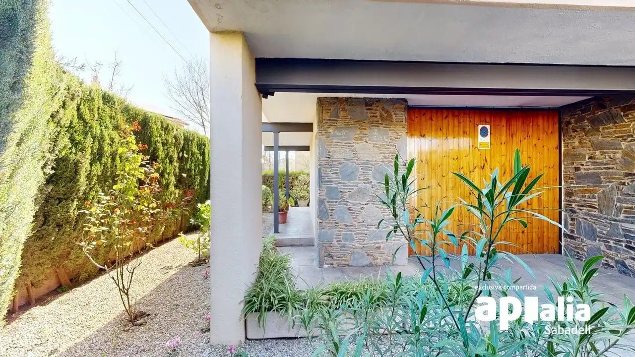 Vista exterior de Casa o xalet en venda en Barberà del Vallès amb Aire condicionat, Calefacció i Jardí privat