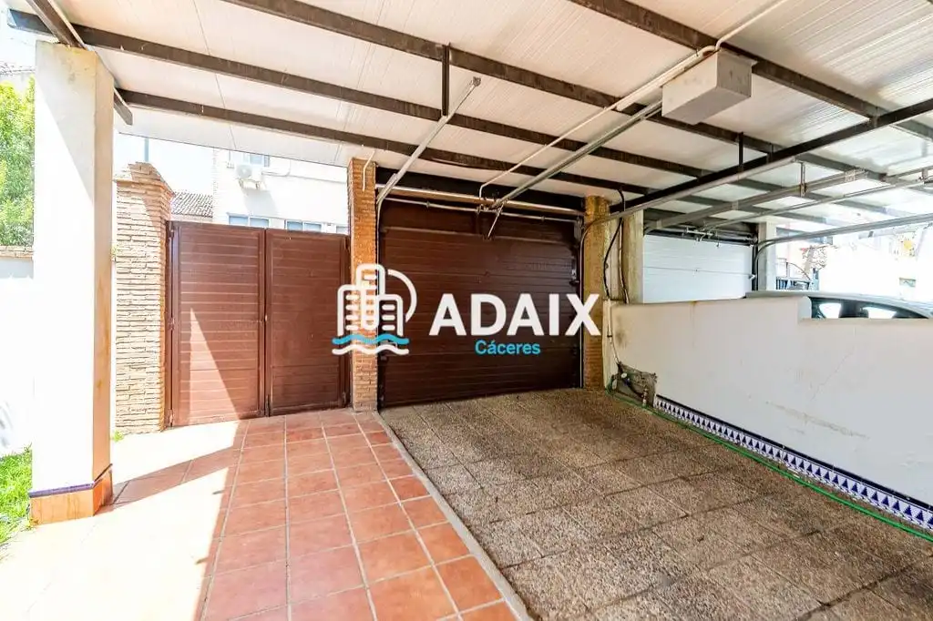 Jardí de Casa o xalet en venda en Cáceres amb Aire condicionat, Calefacció i Terrassa