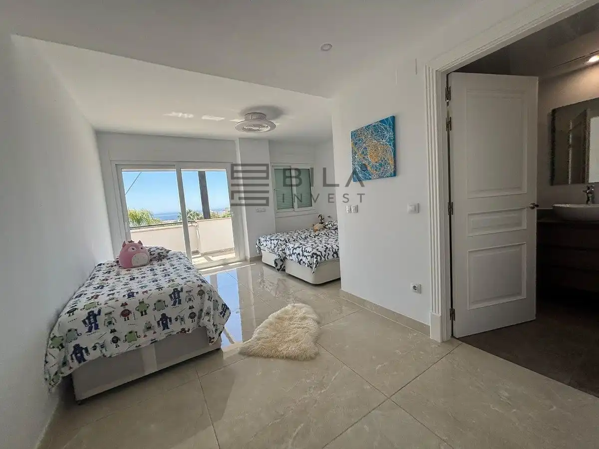 Habitación de Casa adosada en venta en Marbella con Aire acondicionado, Terraza y Trastero