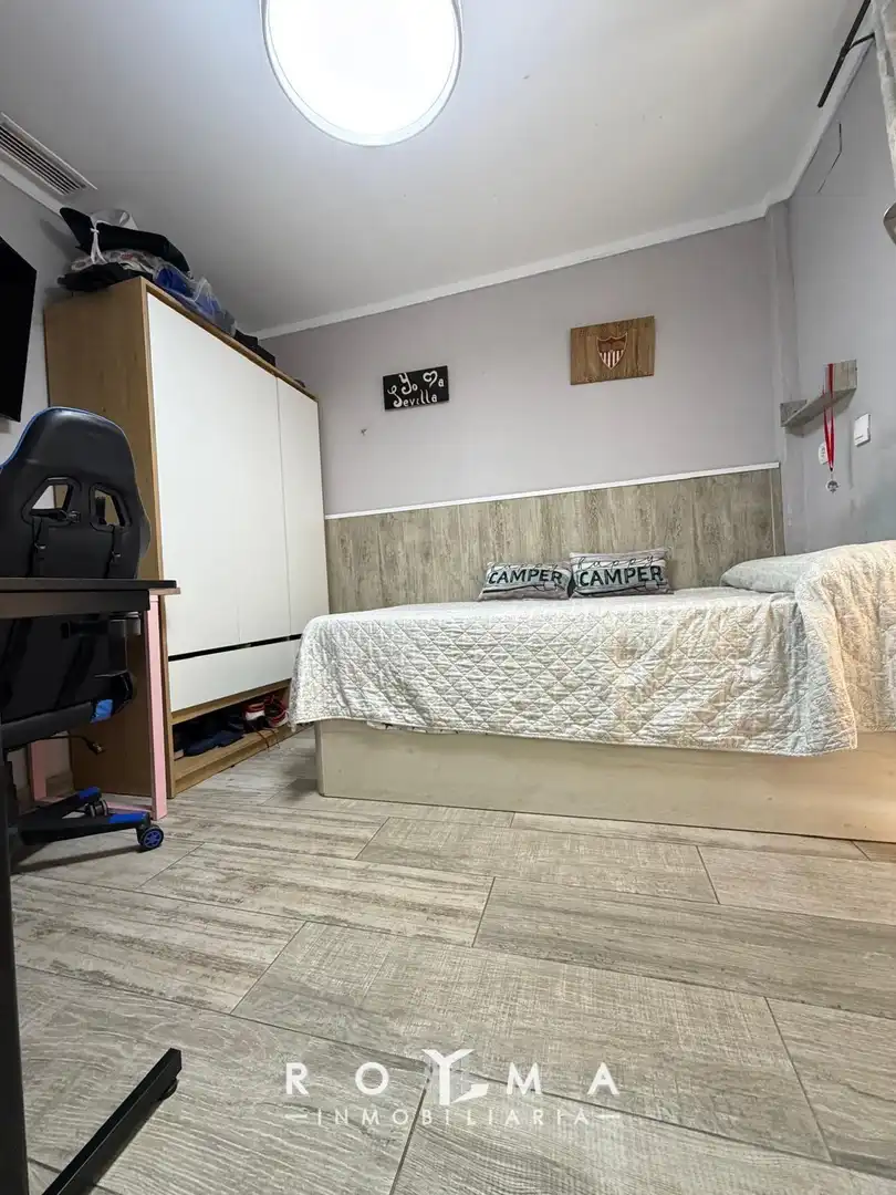 Dormitori de Casa adosada en venda en Dos Hermanas amb Aire condicionat i Traster