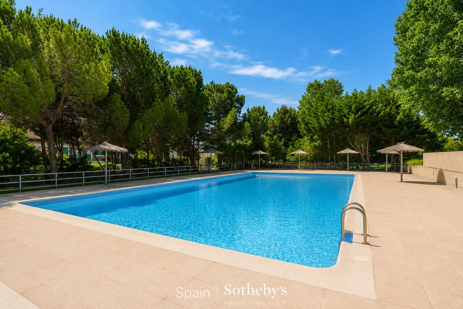 Piscina de Apartament en venda en La Moraleja amb Aire condicionat, Calefacció i Terrassa
