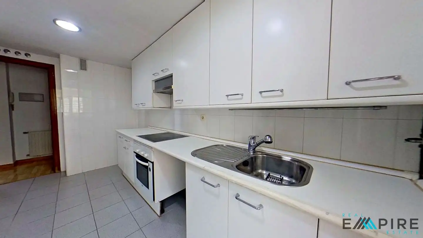 Cocina de Piso en venta en Madrid con Calefacción, Trastero y Piscina