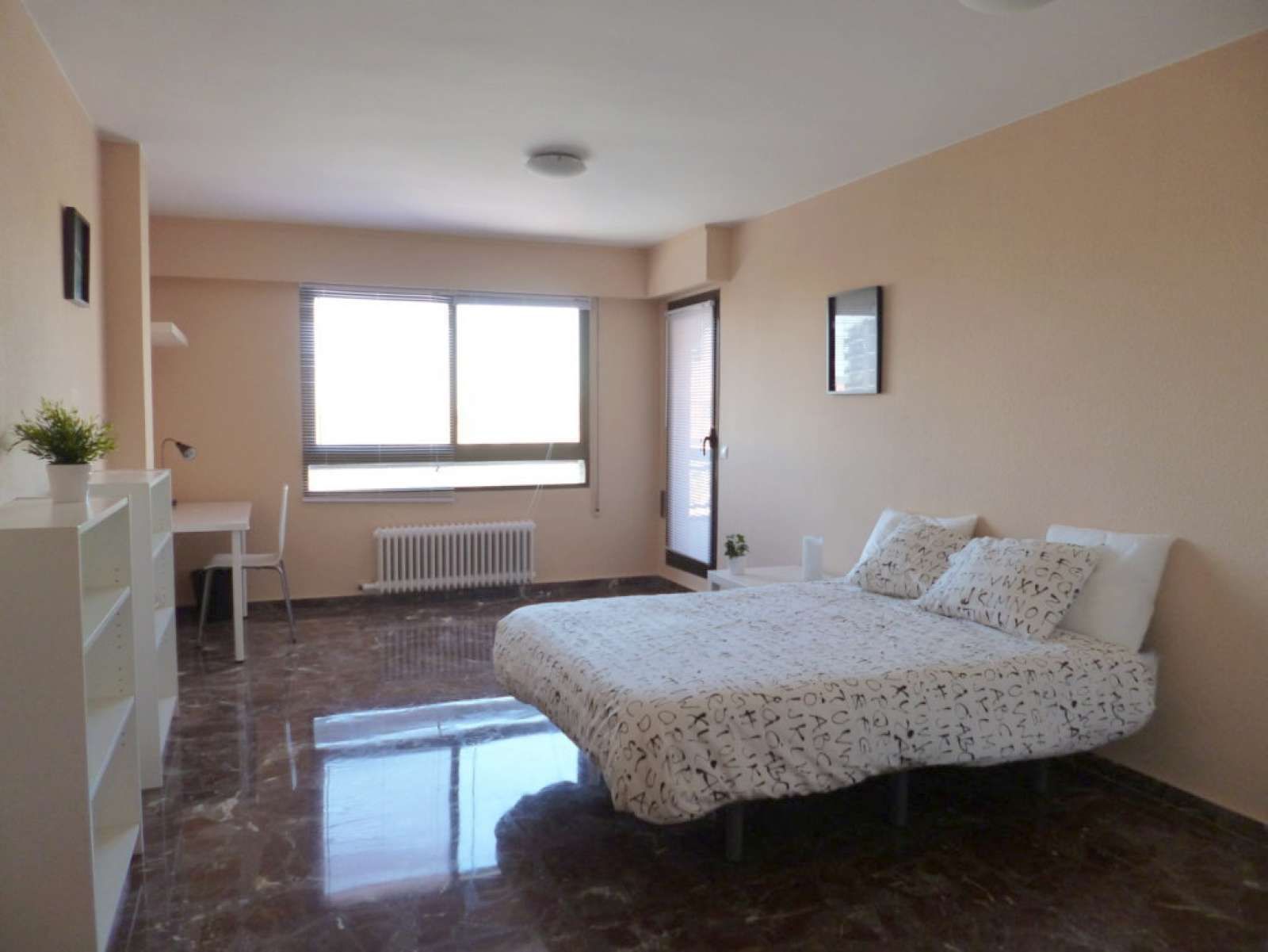 Bedroom of Flat to share in  Zaragoza Capital  with Air Conditioner, Heating and Terrace