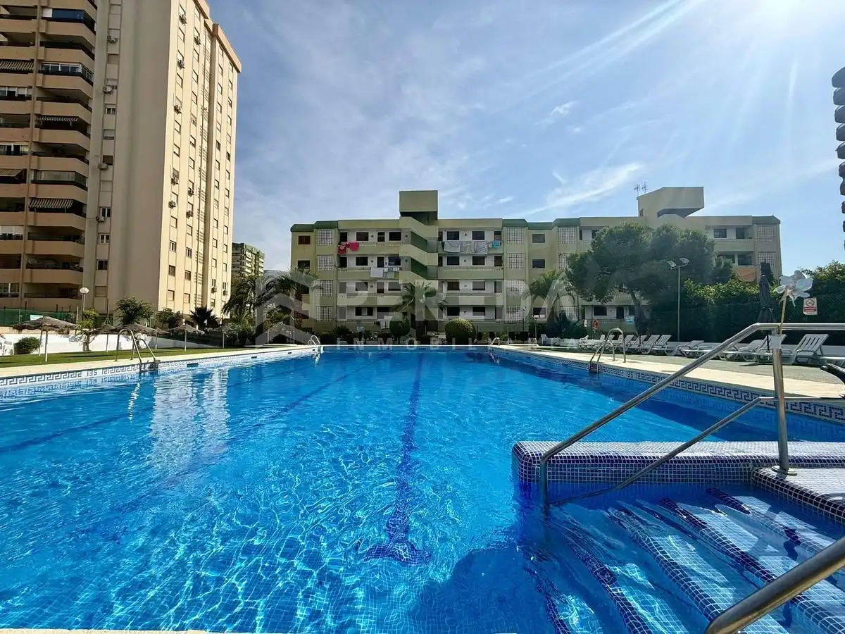 Piscina de Apartamento en venta en Roquetas de Mar con Aire acondicionado, Jardín privado y Amueblado