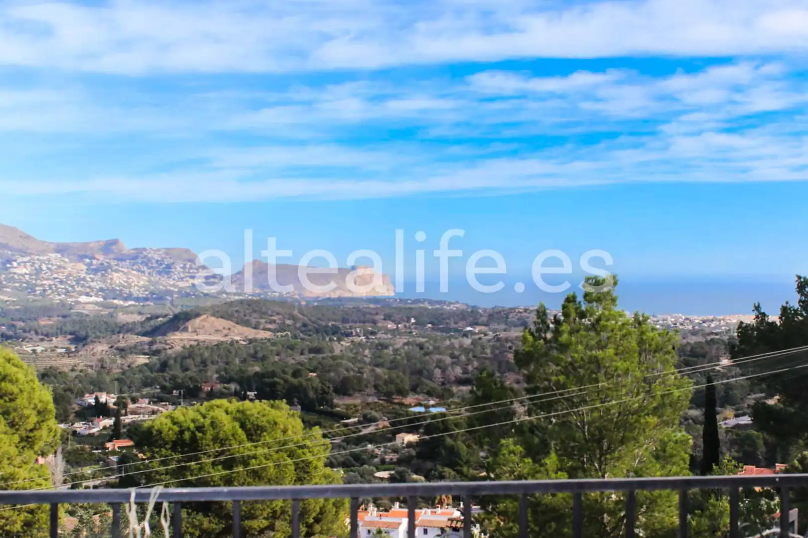 Vista exterior de Casa o xalet en venda en La Nucia amb Aire condicionat, Jardí privat i Terrassa
