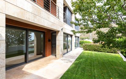 Vista exterior de Casa o xalet en venda en Esplugues de Llobregat amb Aire condicionat, Terrassa i Piscina