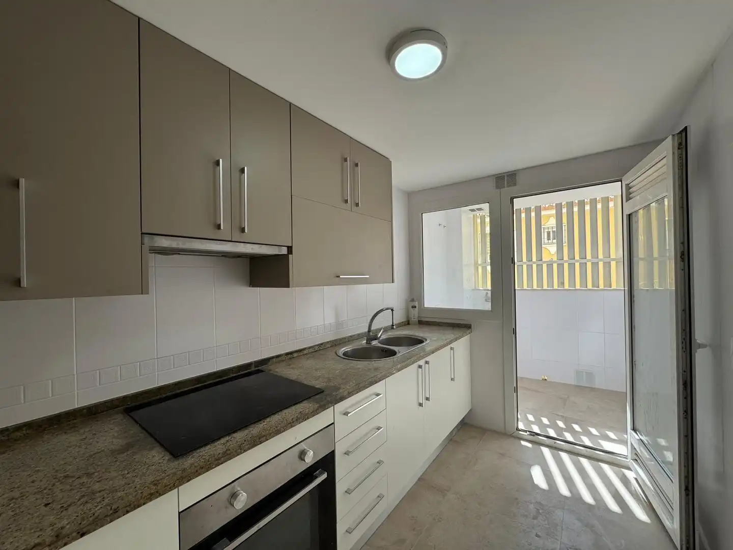 Cuina de Apartament en venda en Rincón de la Victoria amb Jardí privat, Terrassa i Traster