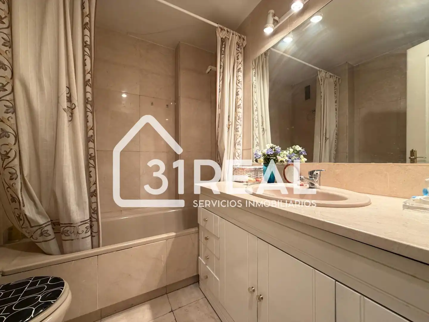 Baño de Piso en venta en Madrid con Aire acondicionado, Calefacción y Jardín privado