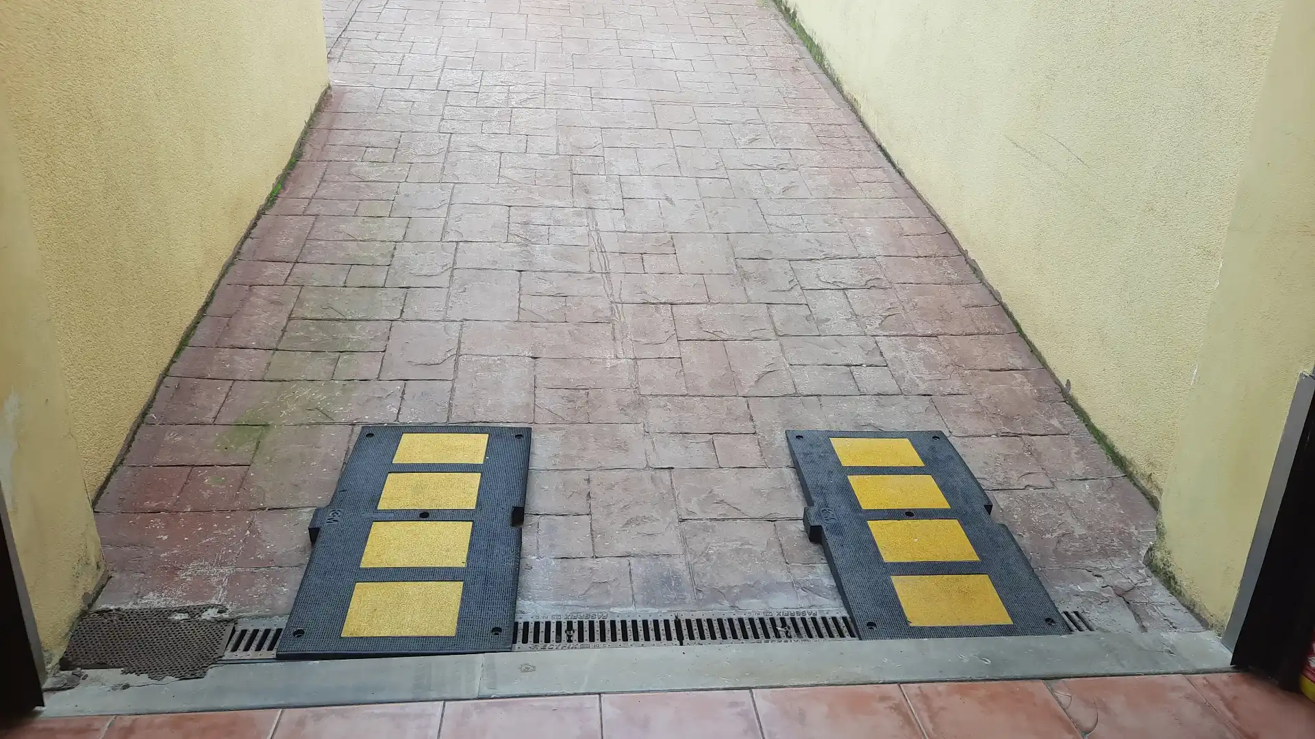 Parkplatz von Einfamilien-Reihenhaus zum Verkauf in Vinaròs mit Klimaanlage, Heizung und Privatgarten
