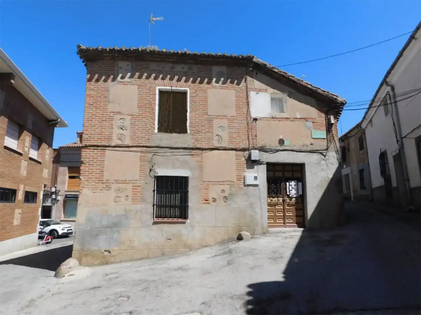Vista exterior de Casa adosada en venda en Villa del Prado amb Balcó