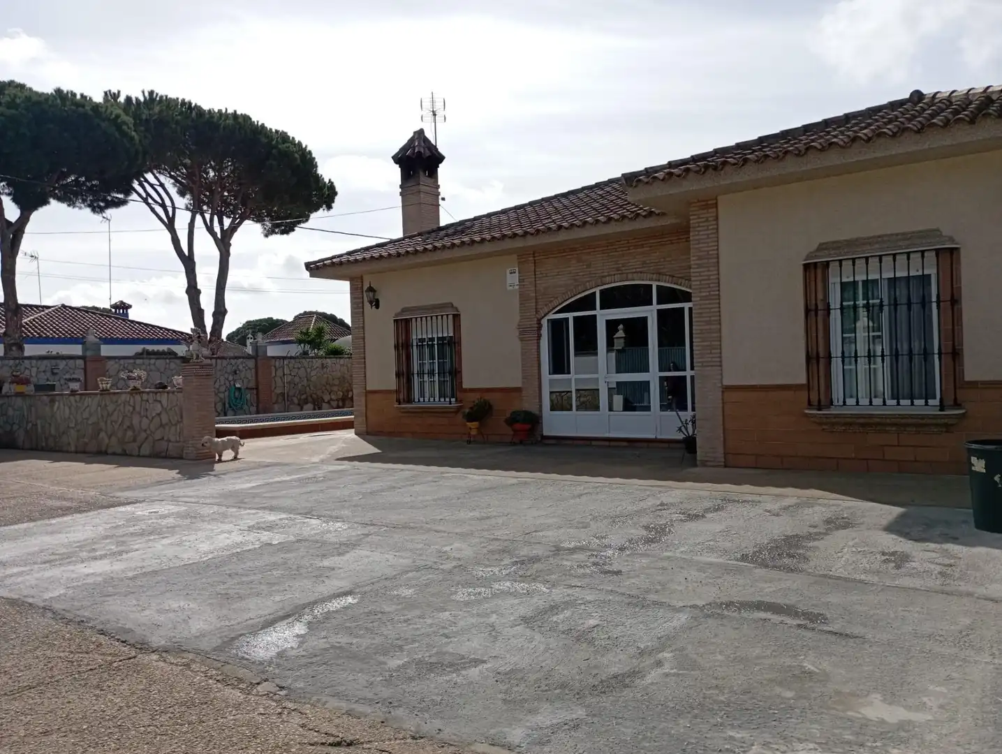 Vista exterior de Casa o xalet en venda en Chiclana de la Frontera amb Piscina