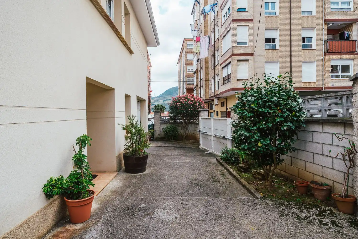Außenansicht von Country house zum Verkauf in Muskiz mit Privatgarten, Terrasse und Balkon