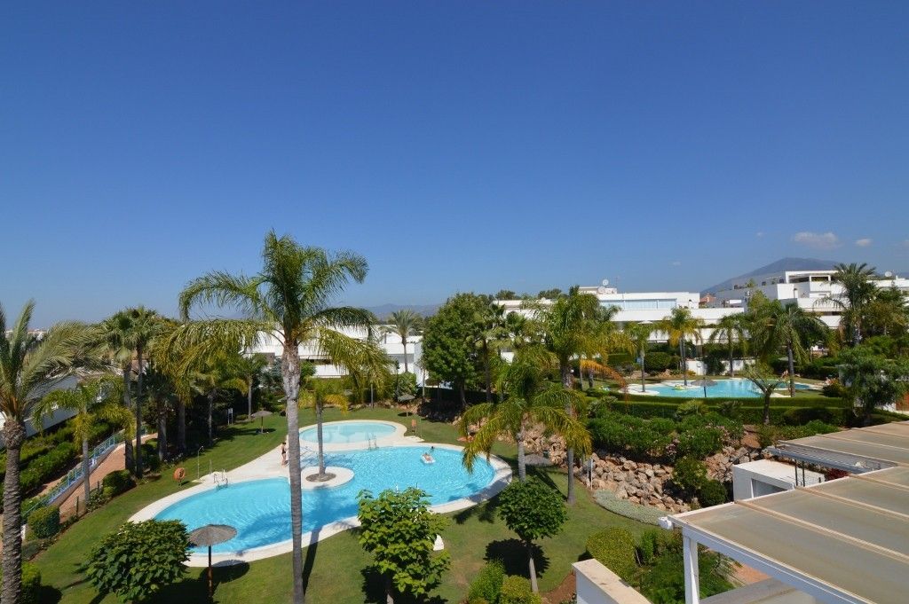 Piscina de Àtic en venda en Marbella amb Aire condicionat, Calefacció i Jardí privat