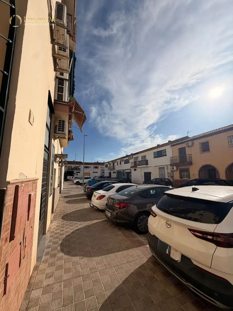 Vista exterior de Pis en venda en Dos Hermanas amb Aire condicionat i Terrassa