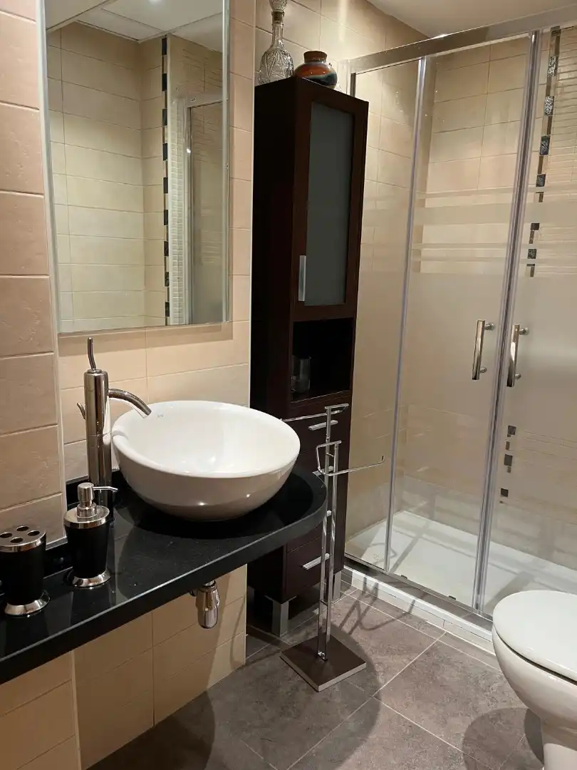Bathroom of Flat for rent in Madrid  with Air Conditioner, Heating and Parquet flooring