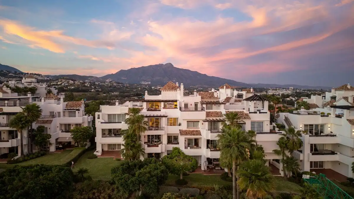 Vista exterior de Dúplex en venda en Benahavís amb Terrassa i Piscina comunitària
