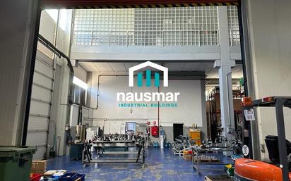 Vista exterior de Nau industrial en venda en Badalona