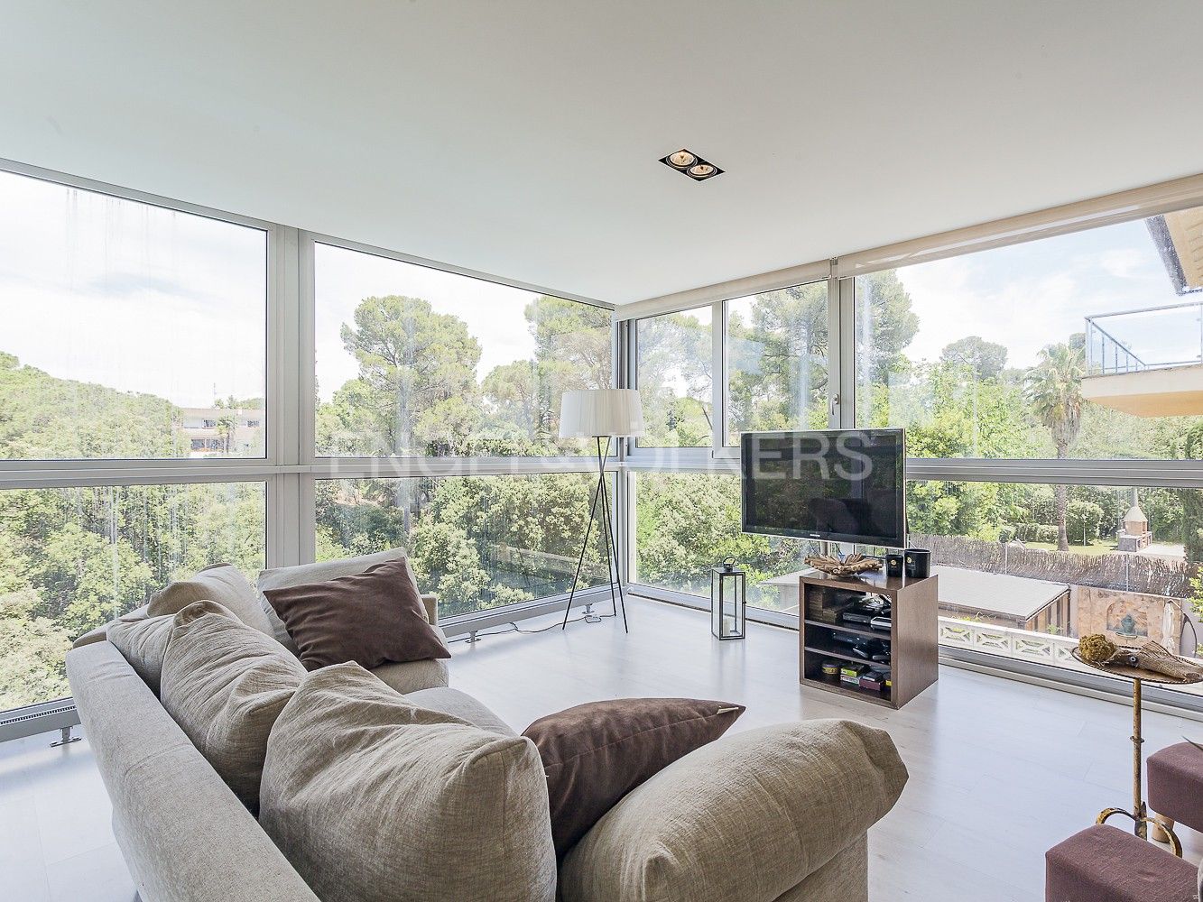 Sala d'estar de Casa o xalet en venda en Sant Cugat del Vallès amb Aire condicionat, Calefacció i Jardí privat