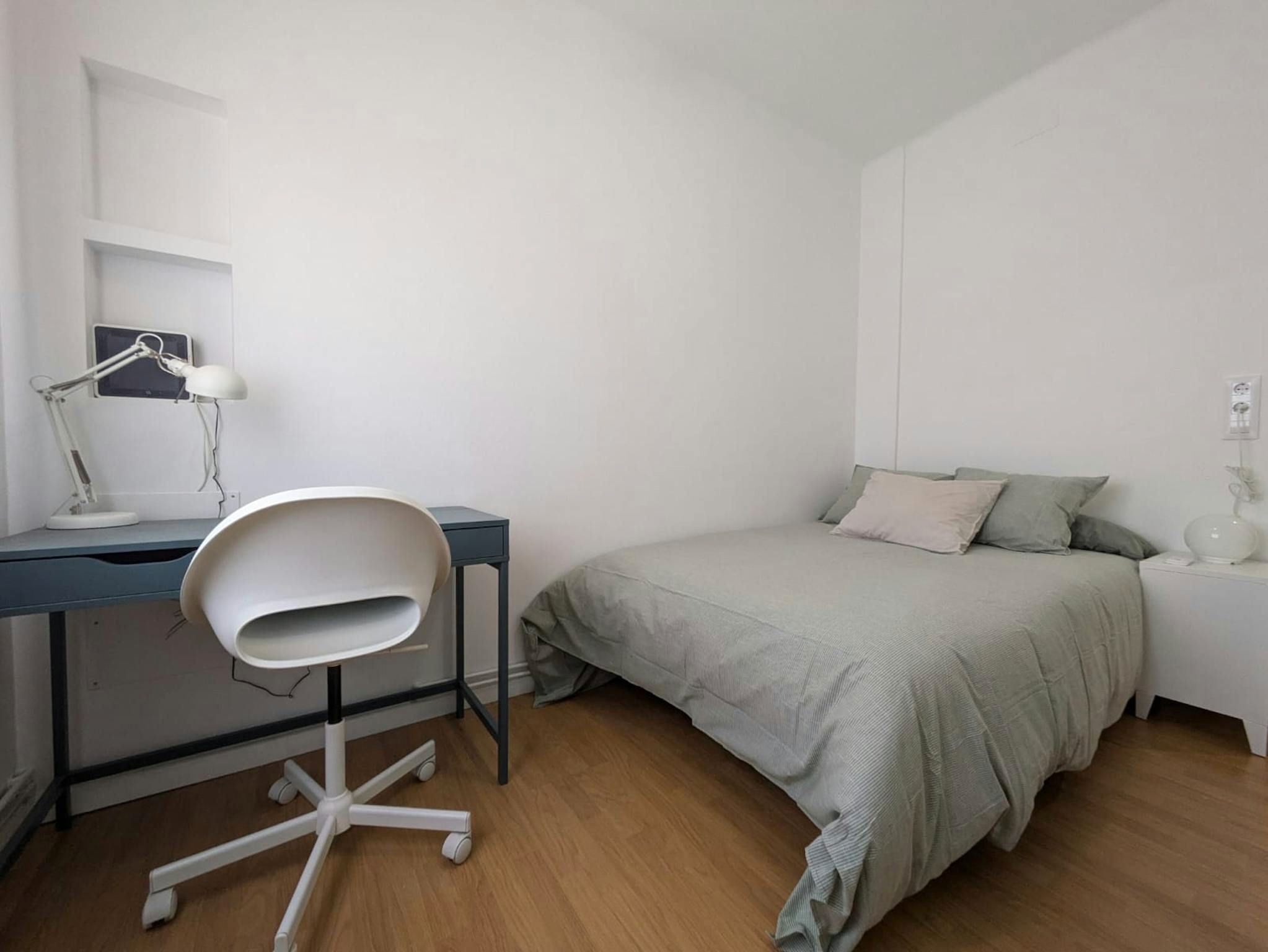 Bedroom of Flat to share in Esplugues de Llobregat  with Air Conditioner, Heating and Furnished