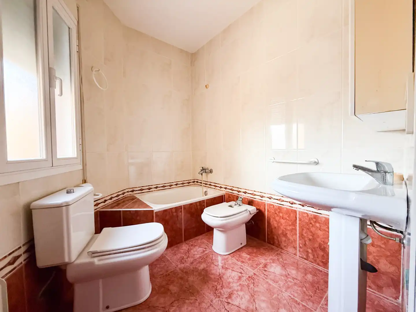 Badezimmer von Einfamilien-Reihenhaus zum Verkauf in Baza mit Klimaanlage, Heizung und Terrasse