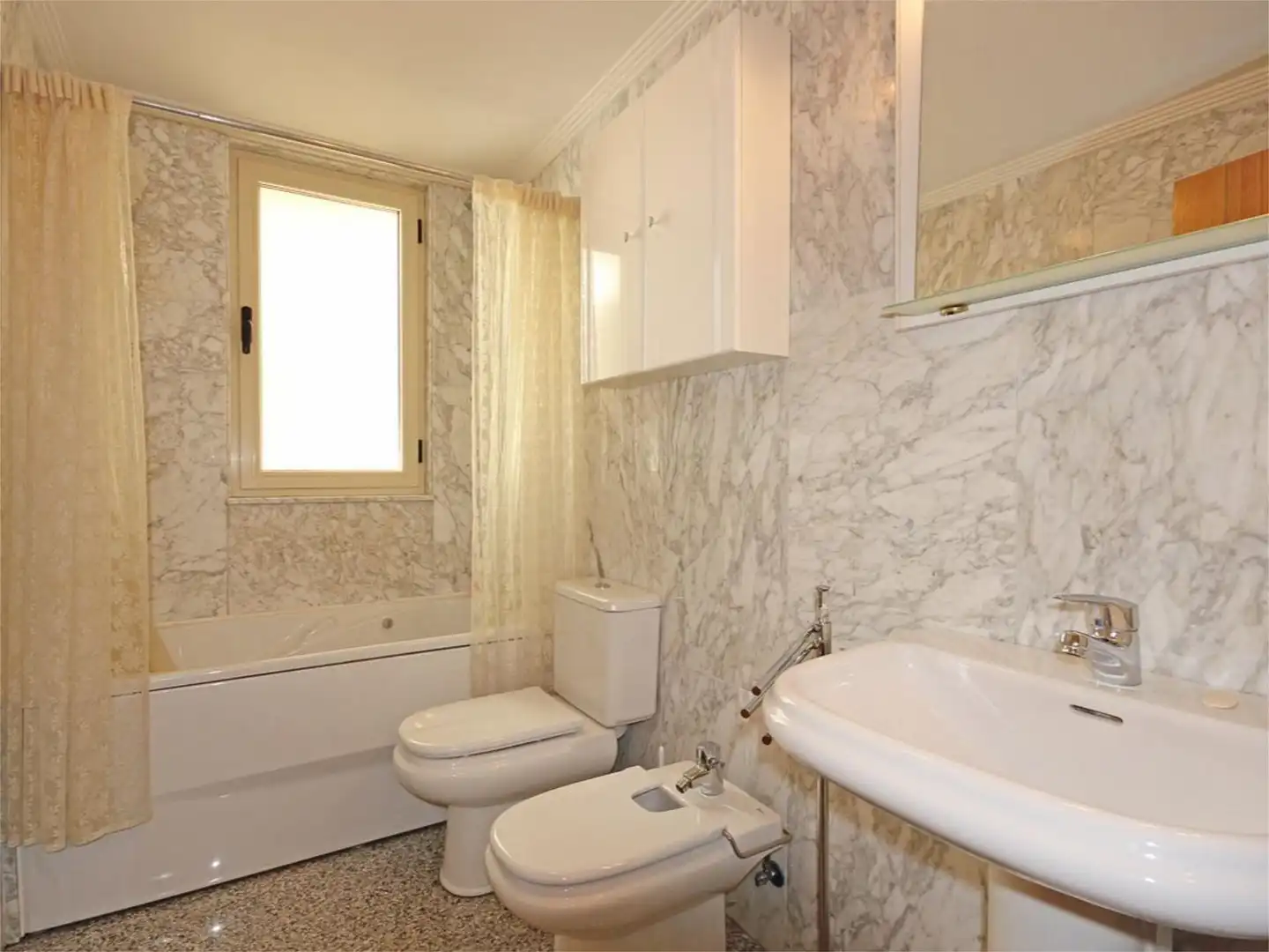 Bathroom of Flat for rent in Salamanca  with Heating, Terrace and Furnished
