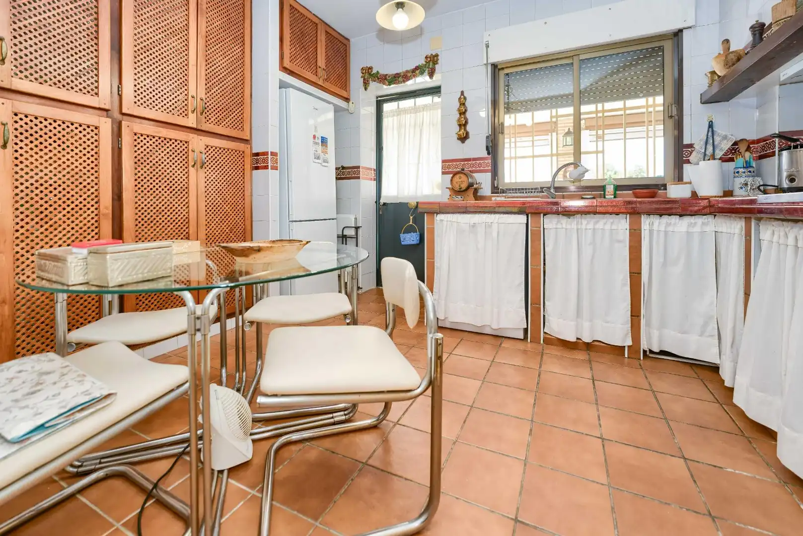 Cuina de Casa o xalet en venda en Espartinas amb Aire condicionat, Jardí privat i Terrassa